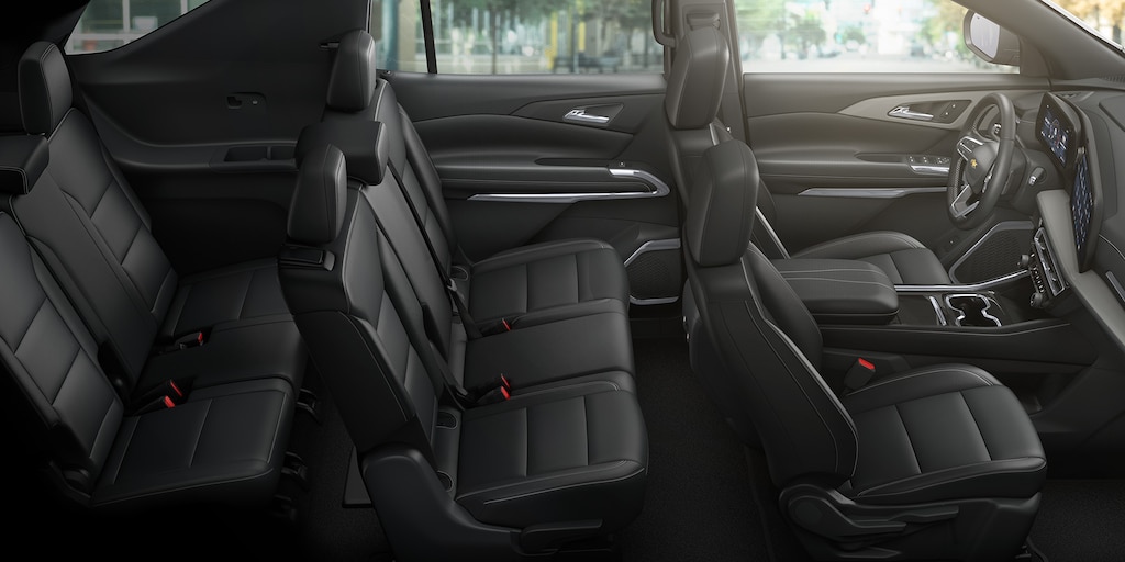 Interiores de piel en color negro para tu nueva Chevrolet Traverse 2024, camioneta familiar 8 pasajeros