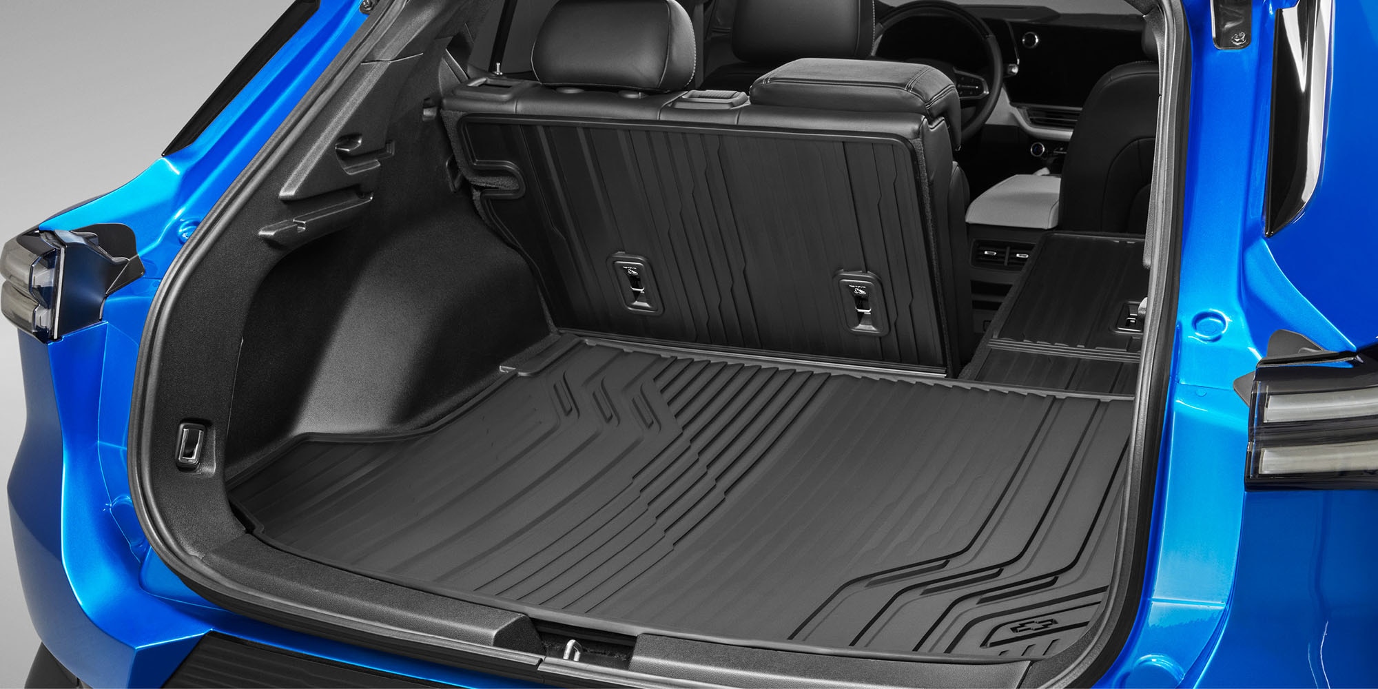 Tapetes de vinil rígidos con cobertura extendida y emblema Chevrolet para proteger el piso de la cajuela de Equinox EV 2026