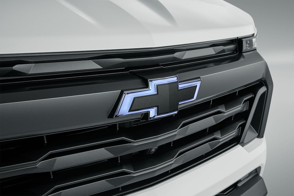 Emblema iluminado en negro con todos los accesorios para Chevrolet Colorado 2024 camioneta todoterreno 4x4 .