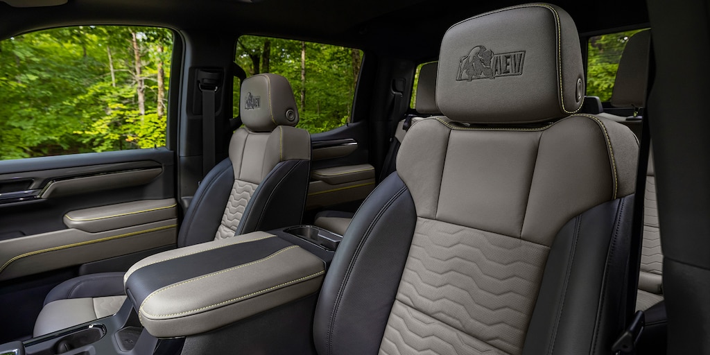 Chevrolet Cheyenne ZR2 BISON 2025,  con asientos de diseño Artemis AEV especializados para camioneta pickup Off-Road 